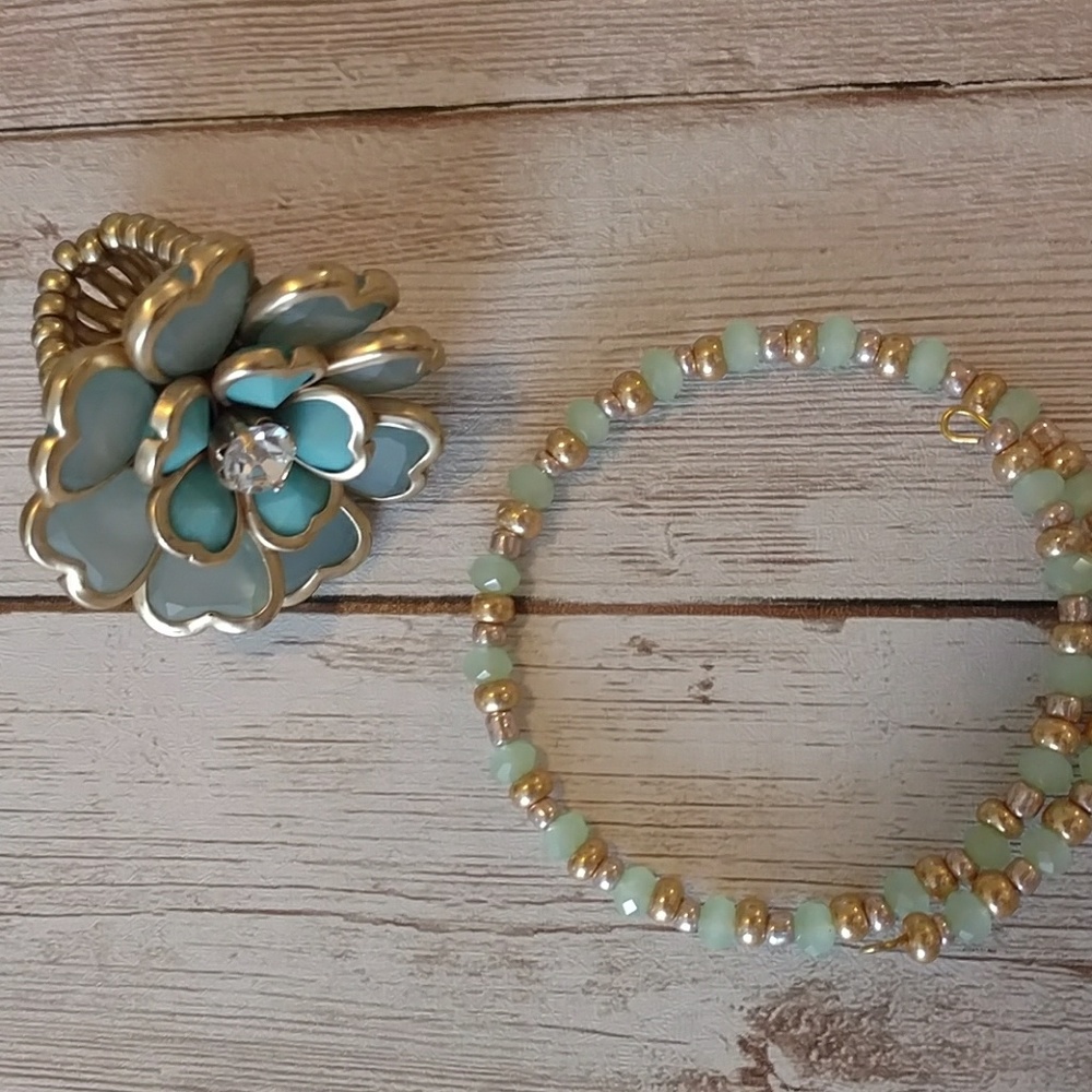 Lt Green Flower adjustable ring and bracelet set